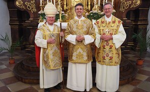 (v.l.) Bischof Manfred Scheuer, Diakon Ewald Nathanael Donhoffer OPraem und Abt Lukas Dikany OPraem.